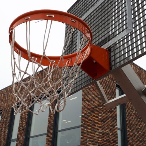 Basketbalpaal Rothe Fixed 56 Doordat er gebruikt gemaakt wordt van een rooster, is er nauwelijks sprake van contactgeluid